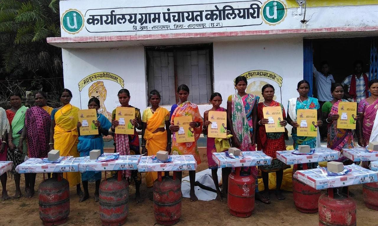 जंगल से लकड़ी लाने की मजबूरी खत्म, अब धुएं से आजाद हुईं नारायणपुर की ‘महतारियां’! 22 हजार से ज्यादा घरों में पहुंचा गैस कनेक्शन, बदल गई जिंदगी