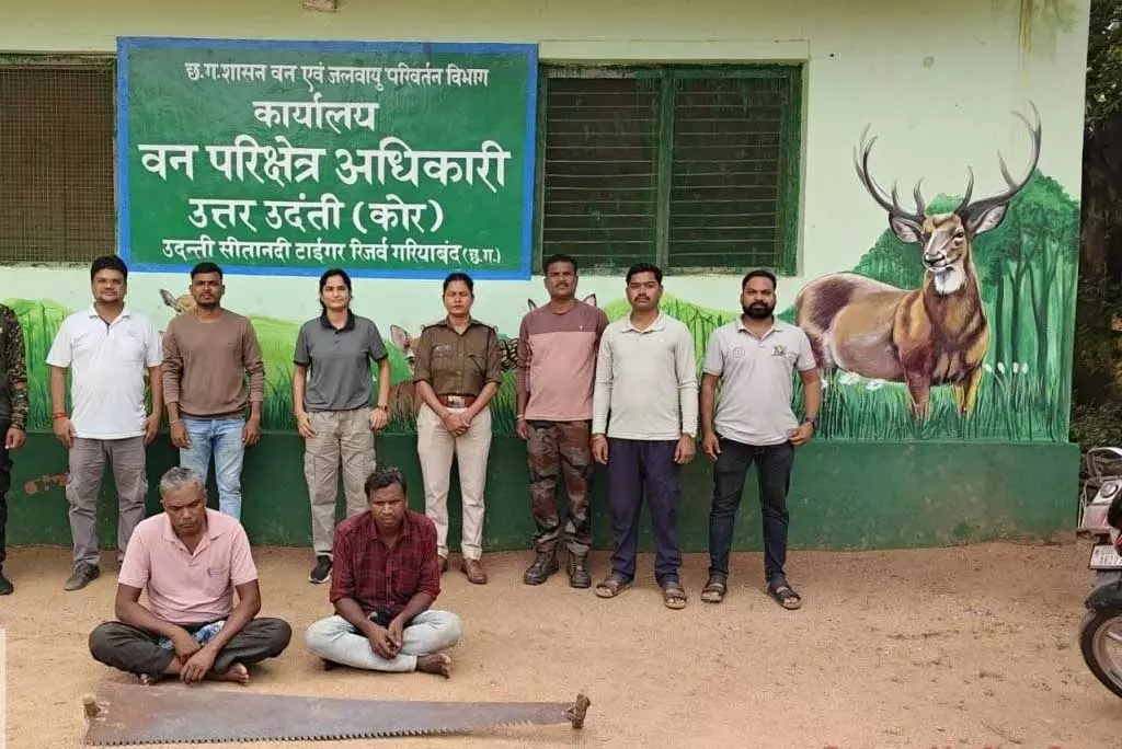 नदी के बहाव में बहा रहे थे सागौन के लट्ठे, ओडिशा पहुंचाने का था प्लान! ‘पुष्पा स्टाइल’ तस्करी का पुलिस-वन विभाग ने किया पर्दाफाश नदी के बहाव में बहा रहे थे सागौन के लट्ठे, ओडिशा पहुंचाने का था प्लान! ‘पुष्पा स्टाइल’ तस्करी का पुलिस-वन विभाग ने किया पर्दाफाश