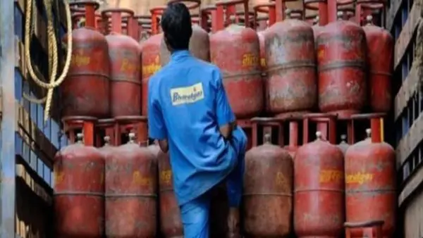 LPG सिलेंडर पर बड़ा तोहफा! आज से खातों में आएंगे ₹3000, साल में मिलेंगे 3 मुफ्त सिलेंडर; जानिए किन लोगों को मिलेगा फायदा