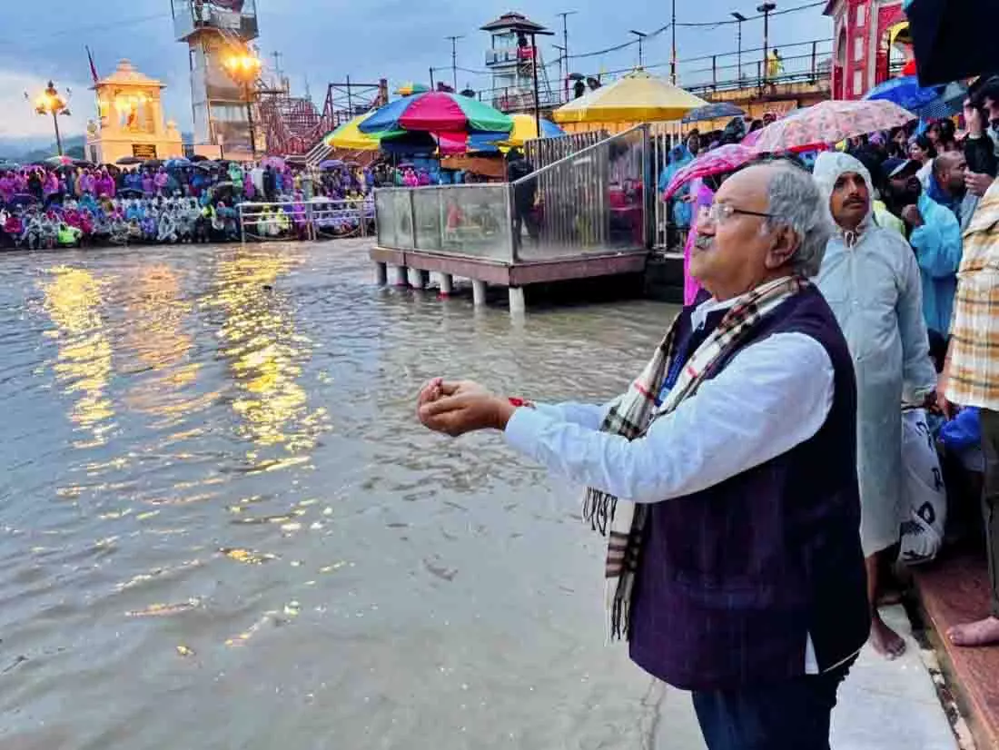 हरिद्वार में गंगा आरती के दौरान दिखा भक्तिमय माहौल, बृजमोहन अग्रवाल ने विधिविधान से किया पूजन
