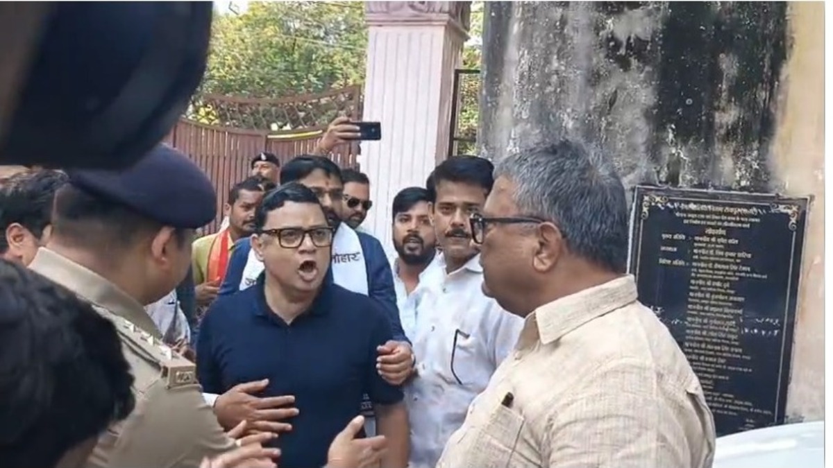 प्रेस क्लब में PM आवास पर बहस खत्म होते ही मचा बवाल! BJP-कांग्रेस कार्यकर्ता भिड़े, पुलिस से झड़प… SI की शर्ट का बटन तक टूटा