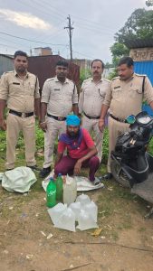 अंबिकापुर:  21 लीटर महुआ शराब लेकर स्कूटी से जा रहा था राजेंद्र… रास्ते में पुलिस ने घेरा, शराब के साथ वाहन भी जब्त