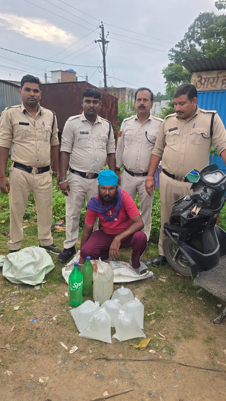 अंबिकापुर:  21 लीटर महुआ शराब लेकर स्कूटी से जा रहा था राजेंद्र… रास्ते में पुलिस ने घेरा, शराब के साथ वाहन भी जब्त