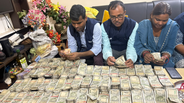 नोट गिनने की मशीन मंगानी पड़ी! अफसर दंपति के घर से निकला करोड़ों का माल, 50 लाख के जेवर और 48 महंगी घड़ियां