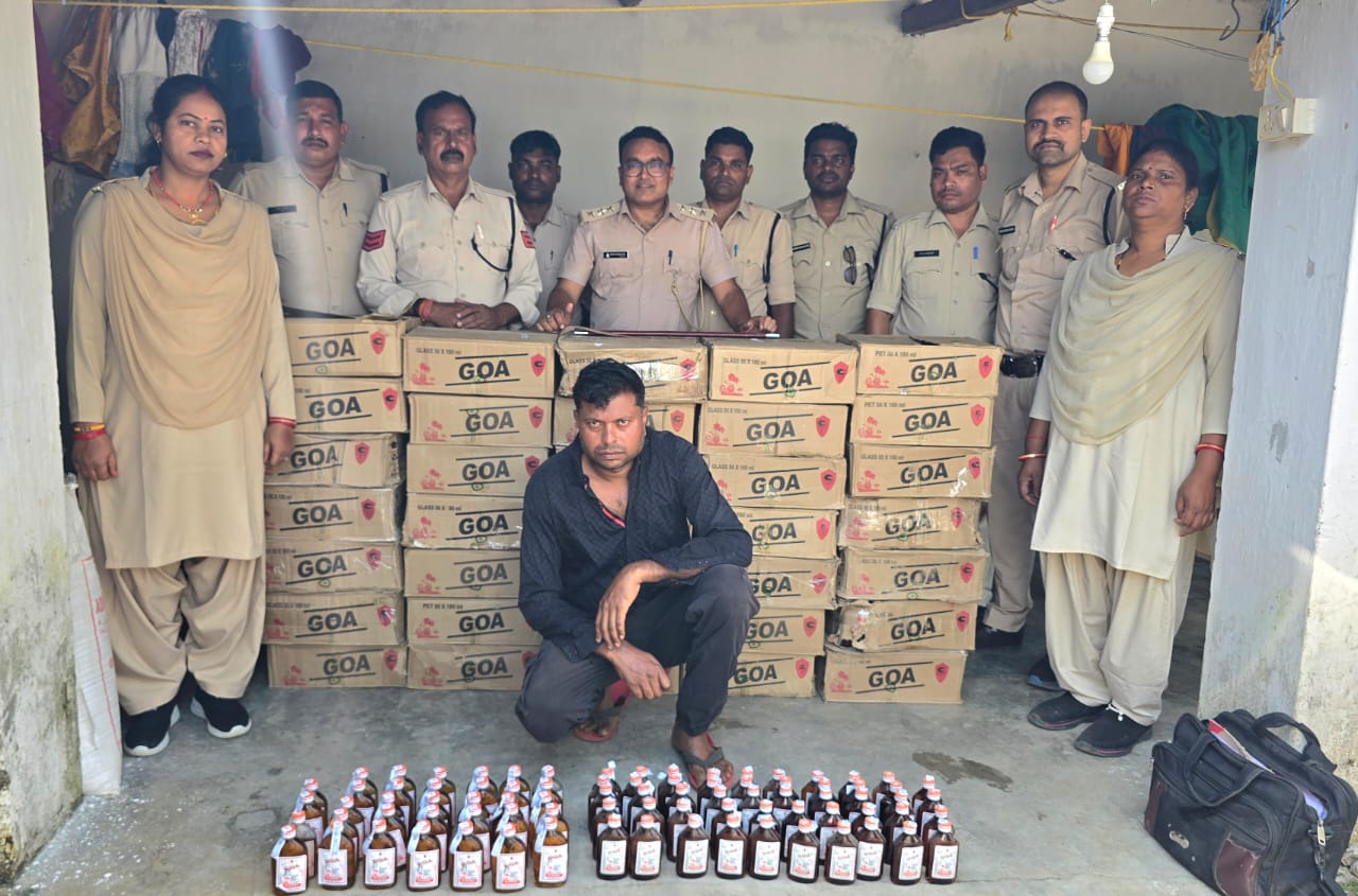 Jashpur News: 2.5 लाख की 35 पेटी मध्यप्रदेश की गोवा शराब जब्त, घर के पीछे तिरपाल में छिपाकर रखा था स्टॉक; आरोपी गिरफ्तार