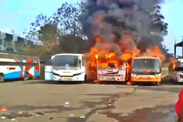 रायपुर के भाठागांव बस स्टैंड में आधी रात मचा हड़कंप! खड़ी बस के AC से उठने लगा धुआं, आग की आशंका से लोगों में अफरा-तफरी