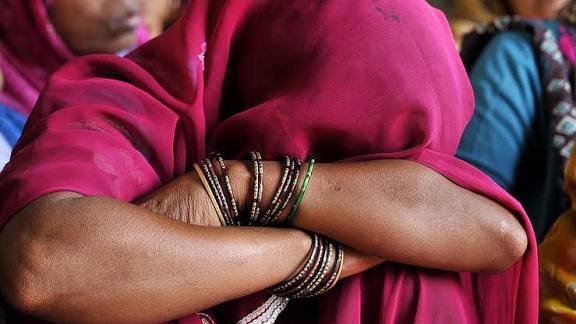 सूरजपुर: टोनही होने का आरोप लगाकर महिला को निर्वस्त्र कर पेड़ से बांधा, चार महिलाओं ने की मारपीट; सभी गिरफ्तार