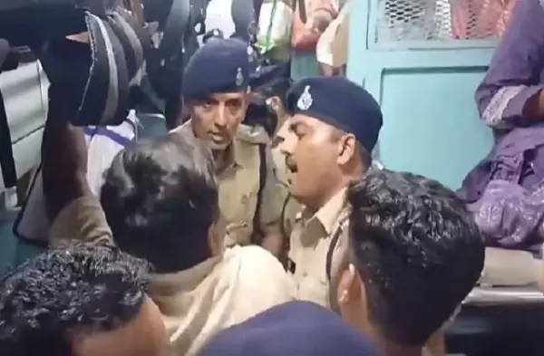 CJP के विरोध प्रदर्शन के लिए दिल्ली जा रहे छात्रों को पुलिस ने इटारसी स्टेशन पर ट्रेन से जबरदस्ती उतारा CJP के विरोध प्रदर्शन के लिए दिल्ली जा रहे छात्रों को पुलिस ने इटारसी स्टेशन पर ट्रेन से जबरदस्ती उतारा