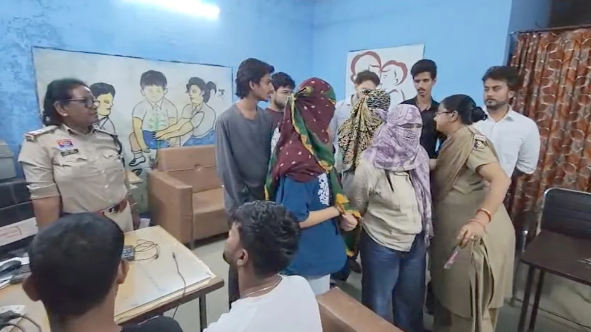 गरबा की पोशाक में सिगरेट और पिस्टलनुमा वस्तु का प्रदर्शन पड़ा भारी! वायरल रील पर मचा बवाल, पुलिस ने 9 आरोपियों को दबोचा गरबा की पोशाक में सिगरेट और पिस्टलनुमा वस्तु का प्रदर्शन पड़ा भारी! वायरल रील पर मचा बवाल, पुलिस ने 9 आरोपियों को दबोचा