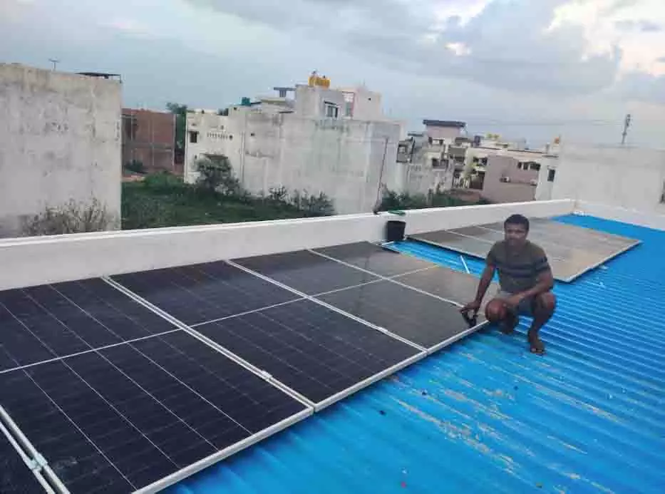 बिजली बिल से परेशान परिवारों को बड़ी राहत, महासमुंद में 5,471 घरों की छतों पर सोलर से बच रही बिजली; कुछ उपभोक्ताओं का बिल लगभग शून्य