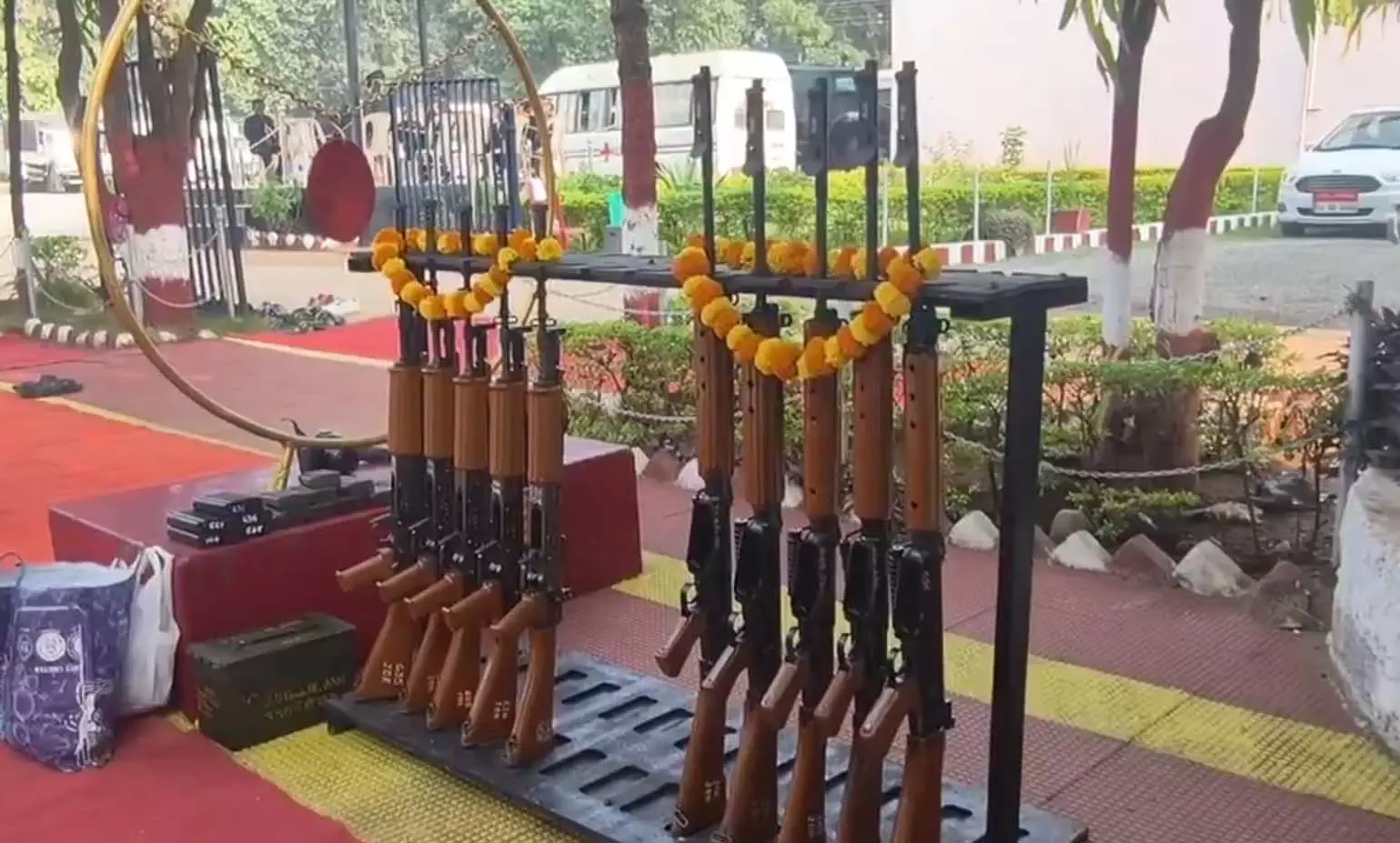 जिन हथियारों से कभी नक्सल मोर्चे पर लड़ी गई जंग, विजयादशमी पर उन्हीं की हुई पूजा; बस्तर पुलिस ने शस्त्र पूजन कर लिया शांति और सुरक्षा का संकल्प