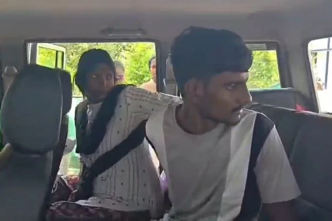 मां-बेटे की जोड़ी गांजा तस्करी में गिरफ्तार! चेकपोस्ट पर पुलिस ने रोकी इको कार, 18 किलो से ज्यादा गांजा बरामद; लाखों का माल जब्त मां-बेटे की जोड़ी गांजा तस्करी में गिरफ्तार! चेकपोस्ट पर पुलिस ने रोकी इको कार, 18 किलो से ज्यादा गांजा बरामद; लाखों का माल जब्त