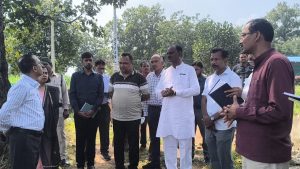 सरगुजा में कलेक्टर का एक्शन: गौधाम के लिए मंजूर हुई 250 मीटर सीसी सड़क, स्कूल में बच्चों से बोले- सोच ऊंची रखो, IAS बनने का सपना देखो!