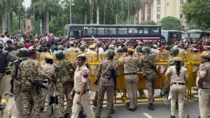 दिल्ली में प्रदर्शन से कारोबार पर भारी चोट! बाजारों में सन्नाटा, सड़कों पर जाम; 2000 करोड़ रुपये के नुकसान का अनुमान, त्योहारों से पहले व्यापारियों की बढ़ी चिंता
