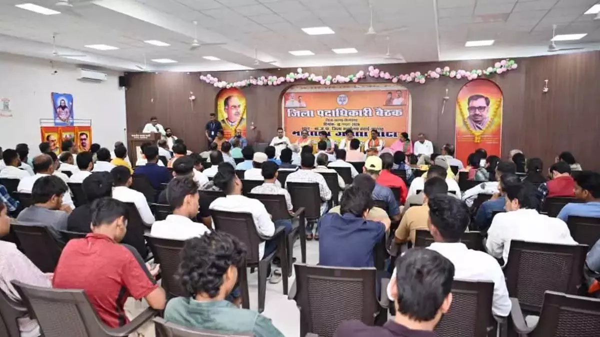 सारंगढ़ भाजपा में बैठक के बीच भड़का असंतोष, मंडल अध्यक्ष को हटाने पर उठे सवाल; नारेबाजी कर प्रभारी मंत्री और संगठन प्रभारी को बदलने की मांग