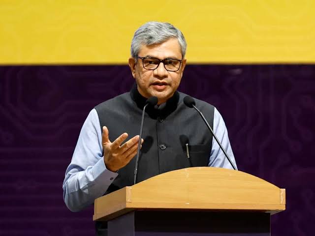रेल मंत्री के रायपुर पहुंचने से पहले बदला शहर का नजारा, खमतराई ओवरब्रिज पर पर्दे और बंद कराए गए ठेले-गुमटी; आखिर क्यों हो रही इतनी तैयारी?