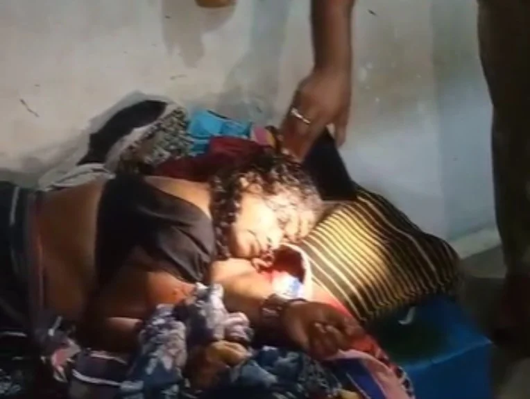 दीवारों पर खून के छींटे, बिस्तर पर मिली 50 वर्षीय महिला की लाश; घर में ऐसा खौफनाक मंजर देख सहमे ग्रामीण, हत्या के बाद से पति लापता
