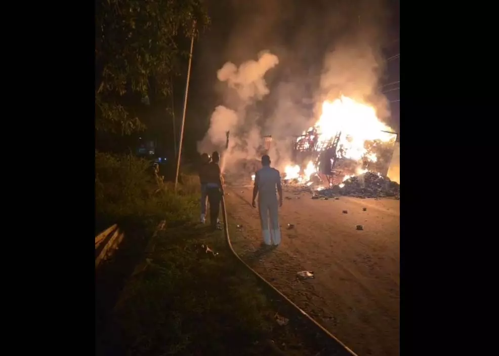NH-53 पर अचानक भड़क उठी आग, देखते ही देखते धू-धूकर जल गए दो ट्रक; चालक ने कूदकर बचाई जान, लाखागढ़ के पास मचा हड़कंप