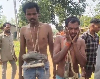 पंप चोरी के आरोपियों को जूतों की माला पहनाकर गांव में घुमाया! सूरजपुर में ग्रामीणों की हरकत का वीडियो वायरल, मारपीट का भी आरोप पंप चोरी के आरोपियों को जूतों की माला पहनाकर गांव में घुमाया! सूरजपुर में ग्रामीणों की हरकत का वीडियो वायरल, मारपीट का भी आरोप