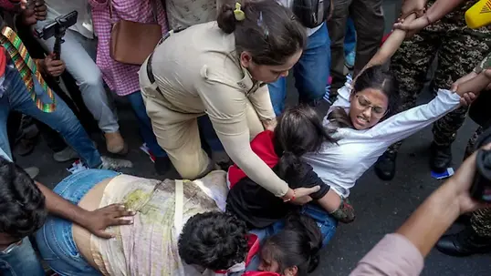 जंतर-मंतर पर महिला पत्रकार के साथ कथित बदसलूकी से मचा बवाल, थाने के बाहर रातभर डटे सैकड़ों पत्रकार; पुलिस को दिया अल्टीमेटम