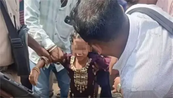 मां ने 6 साल की मासूम को हुसैन सागर झील में फेंका, मौत सामने देख ऑटो ड्राइवर ने लगाई छलांग; देवदूत बनकर बचाई बच्ची की जान
