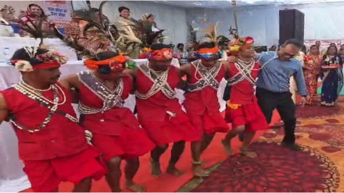 स्वागत में गूंजा मांदर, कलेक्टर खुद को रोक नहीं पाए, ग्रामीणों के साथ जमकर किया मांदरी नृत्य